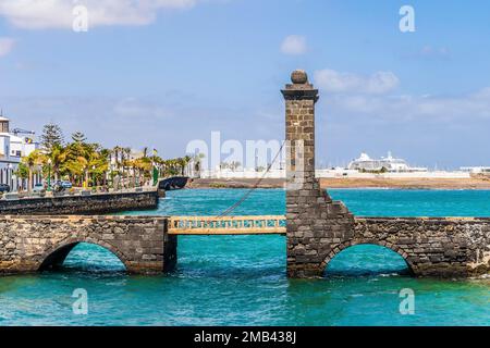 Historische Brücke der Kugeln, die zum Schloss San Gabriel, Arrecife, Lanzarote, Kanarische Inseln, Spanien führen Stockfoto