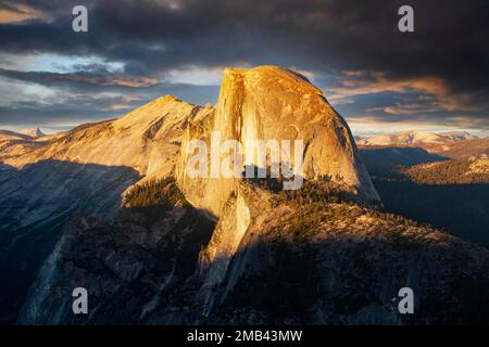 Half Dome im letzten Abendlicht, gesehen von Glacier Point, Yosemite National Park, Kalifornien, USA, Nordamerika Stockfoto