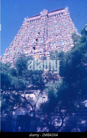 Der Arulmigu Meenakshi Sundaraswarar Tempel ist ein historischer Hindu-Tempel am Südufer des Flusses Vaigai in der Tempelstadt Madurai, Tamil Nadu, Indien. Es ist der Göttin Meenakshi gewidmet, einer Form von Shakti, und ihrem Gemahl, Sundareshwarar, einer Form von Shiva. Madurai Meenakshi Sundareswarar Tempel wurde von Pandayan Kaiser Sadayavarman Kulasekaran 1190 erbaut. Die beliebteste Tatsache am Tempel ist, dass es hier einen Saal mit tausend Säulen gibt, einen heiligen Pool mit einem goldenen Lotus, wo man ein rituelles Bad nehmen kann, einen Hochzeitssaal, Kleine Schreine, Gärten und Elefantenköpfe. Stockfoto