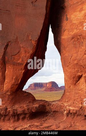 Der Tear Drop Arch führt euch zu den Mesas im Monument Valley, Arizona, USA, Nordamerika Stockfoto