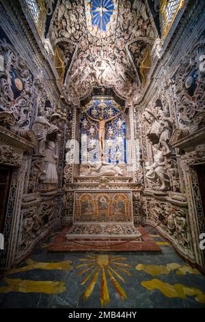 Künstlerische Skulpturen und Gemälde in der Kapelle des Kruzifix, Cappella del Crocifisso, im Inneren der Kathedrale von Monreale, Cattedrale di Santa Maria Nuova. Stockfoto