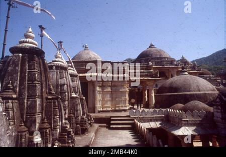 Ranakpur Jain Tempel oder Chaturmukha Dharana Vihara ist ein Śvētāmbara Jain Tempel in Ranakpur, der Tirthankara Rishabhanatha gewidmet ist. Der Tempel befindet sich in einem Dorf von Ranakpur in der Nähe der Stadt Sadri im Pali-Viertel von Rajasthan. Der Tempel ist berühmt für sein wunderschönes, geschnitztes Idol von Parshvanatha aus einer einzigen Marmorplatte. Das Idol hat 1008 Schlangenköpfe und zahlreiche Schwänze. Zwei Chauri-Träger und Yaksha und yakshi, halb Mensch und halb Schlange, stehen auf beiden Seiten. Es gibt zwei Elefanten, die Parshvanatha reinigen. Stockfoto