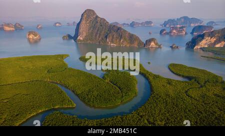 Panoramablick auf Sametnangshe, Blick auf die Berge in der Bucht von Phangnga mit Mangrovenwäldern in der Andamanensee mit Abenddämmerung, Reiseziel in Phangnga, Thailand. Stockfoto