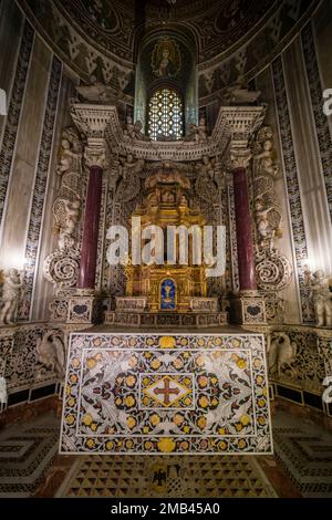 Künstlerische Skulpturen und Gemälde in der Kapelle des Kruzifix, Cappella del Crocifisso, im Inneren der Kathedrale von Monreale, Cattedrale di Santa Maria Nuova. Stockfoto