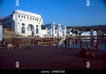 Pushkar Lake oder Pushkar Sarovar liegt in der Stadt Pushkar in der Nähe der Stadt Ajmer im Bezirk Ajmer im Bundesstaat Rajasthan in Westindien. Der Pushkar-See ist ein heiliger See der Hindus. Der Pushkar-See liegt in Pushkar, Ajmer-Bezirk Rajasthan. Es ist bekannt für Pilgerreisen, Pushkar-Messe, Brahma-Tempel, Ghats (Badestellen) Stockfoto