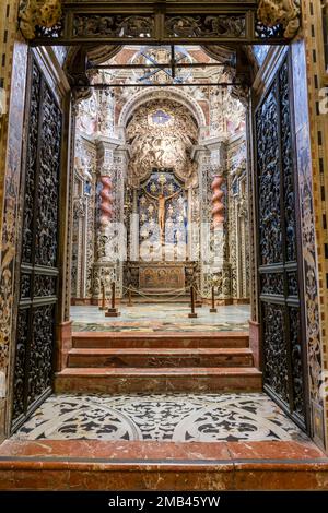 Künstlerische Skulpturen und Gemälde in der Kapelle des Kruzifix, Cappella del Crocifisso, im Inneren der Kathedrale von Monreale, Cattedrale di Santa Maria Nuova. Stockfoto