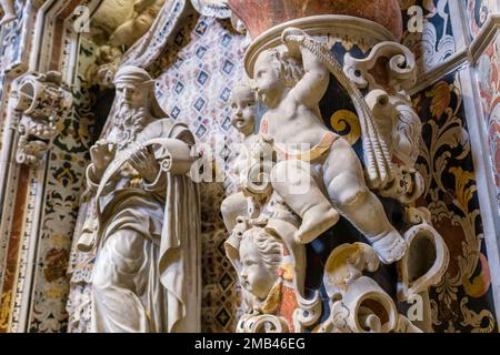 Künstlerische Skulpturen und Gemälde in der Kapelle des Kruzifix, Cappella del Crocifisso, im Inneren der Kathedrale von Monreale, Cattedrale di Santa Maria Nuova. Stockfoto