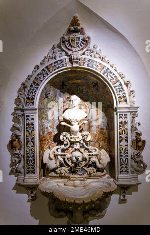 Künstlerische Skulpturen und Gemälde in der Kapelle des Kruzifix, Cappella del Crocifisso, im Inneren der Kathedrale von Monreale, Cattedrale di Santa Maria Nuova. Stockfoto