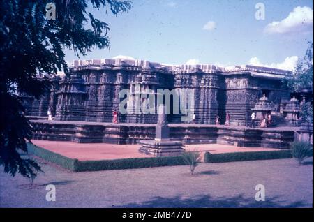 Der Hoysaleswara-Tempel, auch einfach als Halebidu-Tempel bezeichnet, ist ein Hindu-Tempel aus dem 12. Jahrhundert, der Lord Shiva gewidmet ist. Es ist das größte Denkmal in Halebidu, einer Stadt im Bundesstaat Karnataka, Indien, und die ehemalige Hauptstadt des Hoysala-Reiches. Sie sind bekannt für ihre Hindu- und Jain-Tempel, die während der Herrschaft der Hoysala-Dynastie erbaut wurden. Die Zwillingsstädte sind unglaublich wichtig, da sie uns einen Einblick in die königliche Vergangenheit des Staates geben. Hoysala Vishnuvardhana. Der Hoysaleswara-Tempel, auch einfach als Halebidu-Tempel bezeichnet, ist ein Hindu-Tempel aus dem 12. Jahrhundert, der Lord Shiva gewidmet ist. Stockfoto