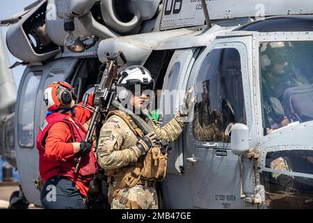 IM GOLF VON ADEN (11. Juni 2022) führen Seeleute, die den ‚Sea Knights‘ der Helicopter Sea Combat Squadron (HSC 22) zugeteilt sind, vor dem Flug Kontrollen an einem MH-60s Sea Hawk Helikopter an Bord des Kampfschiffs USS Sioux City (LCS 11) durch, während sie im Golf von Aden im Juni 11 operieren. Sioux City wird im US-5.-Flottengebiet eingesetzt, um die Sicherheit und Stabilität des Seeverkehrs im Nahen Osten zu gewährleisten. Stockfoto