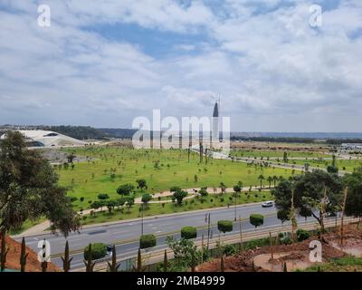 Ein Blick aus der Vogelperspektive auf den Mohammed VI Tower in Rabat, Marokko. Stockfoto