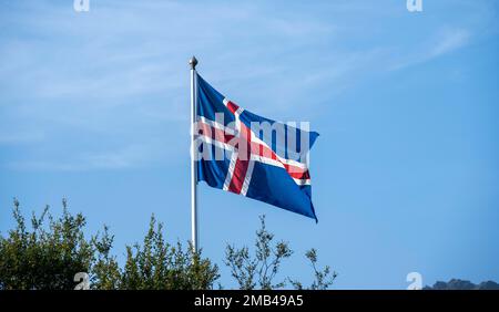 Isländische Flagge, Flagge im Wind, Camping Basar in den isländischen Highlands, Porsmoerk, Suourland, Island Stockfoto