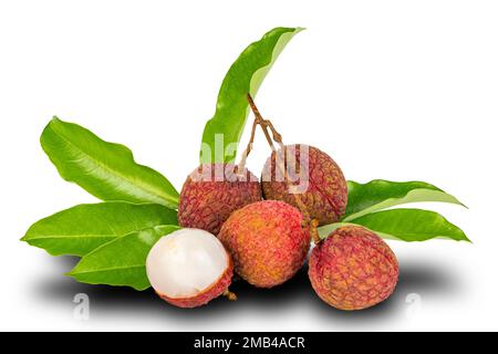 Ein Haufen reifer Lychees mit grünen Blättern, isoliert auf weißem Hintergrund und Schnittpfad Stockfoto