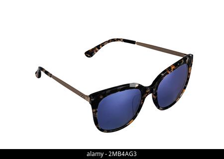 Nahaufnahme einer stilvollen dunkelblauen Sonnenbrille, isoliert auf weißem Hintergrund mit Schnittpfad Stockfoto