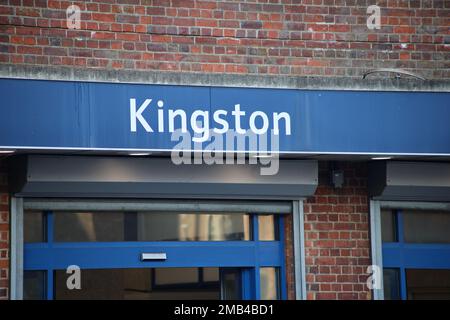 London, Großbritannien - 19. Januar 2023: Schild über dem Eingang zur Kingston Station. Kredit: Sinai Noor/Alamy Stockfoto