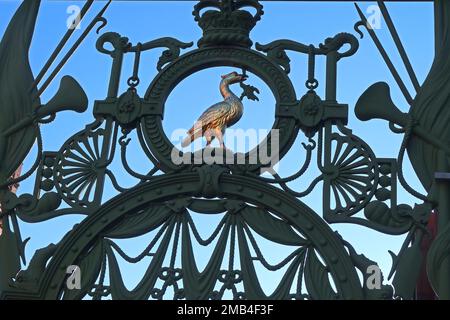 Gold Liverbird auf der Spitze des Heimtors der Liverpool-Seeleute, Liverpool One Shopping Area, Paradise St, Liverpool, Merseyside, England, UK, L1 3EB Stockfoto