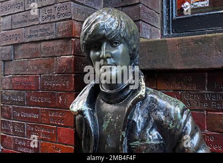 John Lennon Bronze Statue, im Cavern Pub, Cavern Walks, 10 Mathew Street, GEGENÜBER DEM CAVERN CLUB, Liverpool, Merseyside, UK, L2 6RE Stockfoto