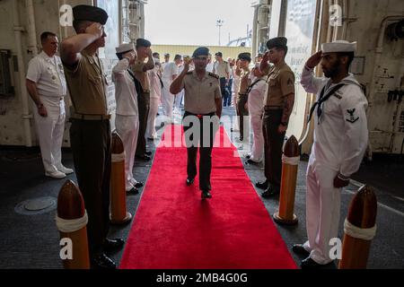 220611-N-PC065-1029 IZMIR, Türkei (11. Juni 2022) Seeleute und Marines, die dem Amphibiendock USS Arlington der Klasse San Antonio (LPD 24) angeschlossen sind, verleihen Generalleutnant Ali Sivri, Befehlshaber der ägäischen Armee, Auszeichnung, da er Arlington zum Abschluss der Übung EFES 2022 am 11. Juni 2022 zu einem Empfang begibt. EFES22 ist eine internationale, gemeinsame Live-Fire-Übung, die sich auf die Verbesserung der Einsatzbereitschaft, die Förderung von Stabilität und Wohlstand in der Region und die Interoperabilität zwischen den USA, der Türkei und den alliierten Nationen konzentriert. Arlington ist Teil der Kearsarge Amphibious Ready Group und hat 22. Marine Exped beflogen Stockfoto