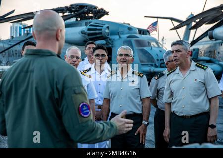 220611-N-PC065-1374 IZMIR, Türkei (11. Juni 2022) USA Captain Jeffry Stanton, Left, der 22. Marine Expeditionary Unit (MEU) angeschlossen, beschreibt die Fähigkeiten des CH-53 Super-Hallion-Hubschraubers an General Ali Sivri, Center, Commander der Ägäischen Armee, Und verehrte Besucher während eines Empfangs an Bord der Amphibien-Anlegestelle USS Arlington (LPD 24) der San Antonio-Klasse zum Abschluss der Übung EFES 2022 am 11. Juni 2022. EFES22 ist eine internationale, gemeinsame Aktion, die auf die Verbesserung der Einsatzbereitschaft, die Förderung von Stabilität und Wohlstand in der Region und intero ausgerichtet ist Stockfoto