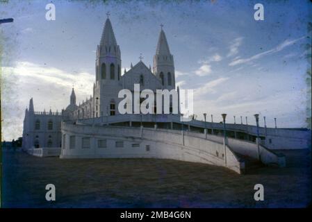 Es befindet sich in Velankanni im Nagapattinam-Viertel, Tamil Nadu. Velankanni hat eines der größten katholischen Pilgerzentren des Landes, die Basilika unserer Lieben Frau der guten Gesundheit. Mutter Vailankanni. Bekannt als die „Lourdes des Ostens“, ist die Kirche Velankanni eine der meistverehrten Pilgerfahrten für Katholiken in Indien. Die Geschichte der Kirche geht zurück auf das 16. Oder 17. Jahrhundert, als Mutter Maria in diesem kleinen Dorf erschienen sein soll, mit dem kleinen Jesus in ihren Händen. Stockfoto