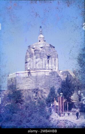 Shankaracharya Tempel oder Jyeshteshwara Tempel ist ein hinduistischer Tempel auf dem Shankaracharya Hügel auf der Zabarwan Range in Srinagar, Jammu und Kaschmir, Indien. Es ist Lord Shiva gewidmet. Der Tempel befindet sich auf einer Höhe von 1.000 Fuß über dem Talboden und überblickt die Stadt Srinagar. Eine der Kulturerbestätten des antiken Kaschmir ist der bekannte Shankaracharya-Hügel und der Tempel, der sich auf dem Hügel befindet. Stockfoto