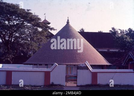 Der Palast Padmanabhapuram, auch bekannt als Kalkulam Palast, ist ein Palast aus der Travancore-Zeit in Padmanabhapuram im Bezirk Kanyakumari des indischen Staates Tamil Nadu. Der Palast gehört der Regierung des Nachbarstaates Kerala, wird von ihr kontrolliert und gepflegt. Stockfoto