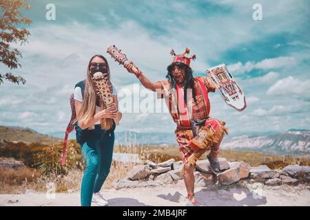 Darstellung des gekleideten Inka-Kriegers und mit Schlacht, Prähispanik-Kämpfen mit einem Touristen in Peru Stockfoto