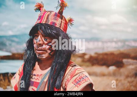 Repräsentation eines gekleideten Inka-Kriegers mit Kampfwaffen, prähispanische Krieger, die in Peru kämpfen Stockfoto