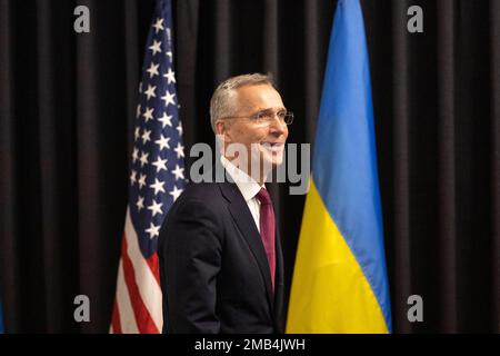 Ramstein, Deutschland. 20. Januar 2023. NATO-Generalsekretär Jens Stoltenberg steht vor einer amerikanischen und ukrainischen Flagge. Kredit: Hannes P. Albert/dpa/Alamy Live News Stockfoto