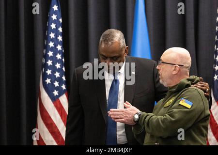 Ramstein, Deutschland. 20. Januar 2023. Ukrainischer Verteidigungsminister Olexiy Resnikov und sein amerikanischer Amtskollege Lloyd Austin im Gespräch. Kredit: Hannes P. Albert/dpa/Alamy Live News Stockfoto