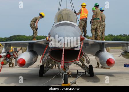 USA Air Force Airmen mit dem 177. Fighter Wing, dem 108. Wing, dem 305. Air Mobility Wing und dem 150. Special Operations Squadron nehmen am 11. Juni 2022 an einer Übung zur Bergung von Flugzeugen mit Absturzschäden oder Behinderung im Wildwood Aviation Museum der Naval Air Station, Lower Township, New Jersey, Teil. Die Übung bot Einheiten aus dem ganzen Staat die Möglichkeit, ein simuliertes abgestürztes Flugzeug im Falle einer Zwangslandung zu Bergen. (USA Air National Guard Fotos von Airman 1. Klasse Darion Boyd) Stockfoto