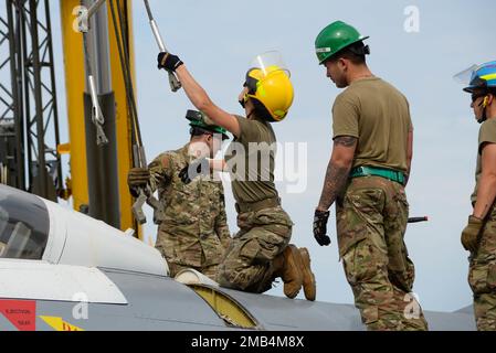 USA Air Force Airmen mit dem 177. Fighter Wing, dem 108. Wing, dem 305. Air Mobility Wing und dem 150. Special Operations Squadron nehmen am 11. Juni 2022 an einer Übung zur Bergung von Flugzeugen mit Absturzschäden oder Behinderung im Wildwood Aviation Museum der Naval Air Station, Lower Township, New Jersey, Teil. Die Übung bot Einheiten aus dem ganzen Staat die Möglichkeit, ein simuliertes abgestürztes Flugzeug im Falle einer Zwangslandung zu Bergen. (USA Air National Guard Fotos von Airman 1. Klasse Darion Boyd) Stockfoto