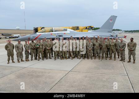 Flieger aus dem 177. Kampfflügel, dem 108. Flügel, dem 305. Luftwaffenflügel, Und das 150. Spezialeinsatzkommando, das am Crash Damage or Deaktiviated Aircraft Recovery Training teilnimmt, posiert für ein Foto vor einem stillgelegten F-16-Kampfflugzeug, 11. Juni 2022 in der Naval Air Station Wildwood Aviation Museum, Lower Township, New Jersey. Die Übung bot Einheiten aus dem ganzen Staat die Möglichkeit, ein simuliertes abgestürztes Flugzeug im Falle einer Zwangslandung zu Bergen. Stockfoto