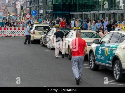 Berliner Hauptbahnhof, Taxis vor dem Eingang, Berlin, Deutschland Stockfoto