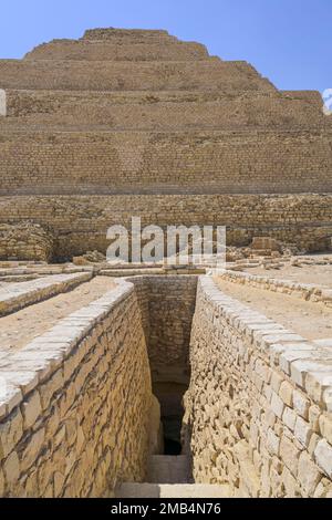 Zugang zum Unterbau im Totentempel, Stufenpyramide von König Djoser, Nekropole von Sakkara, Ägypten Stockfoto