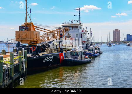 Die Küstenwache Kennebec verlegte am Hospital Point, Naval Medical Center Portsmouth, um als mobile Basis der Küstenwache Operationen während des Norfolk Harborfest, Virginia, 11. Juni 2022 zu fungieren. Die Küstenwache und andere Hafenpartner, die während der Veranstaltung Sicherheitsmaßnahmen unterstützen, konnten den Standort des Kennebec nutzen, um Informationen vor Ort zu erhalten und Essen zu bekommen. USA Foto der Küstenwache von Petty Officer 1. Klasse Dustin R. Williams Stockfoto