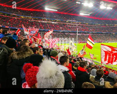 Blick vom Bayern Fanblock durch gewellte Flaggen Stockfoto