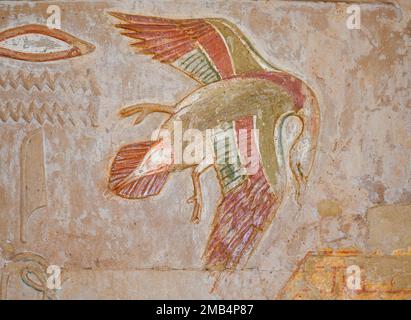 Bunter Reliefvogel in der Anubis-Kapelle, Tempel der Hatschepsut, Westtheben, Ägypten Stockfoto
