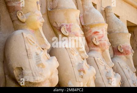 Osiris-Säule der zweiten Terrasse, Leichentempel der Hatschepsut, West Theben, Ägypten Stockfoto