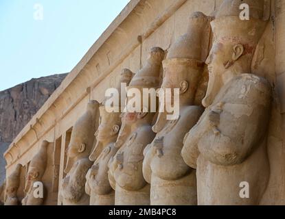 Osiris-Säule der zweiten Terrasse, Leichentempel der Hatschepsut, West Theben, Ägypten Stockfoto