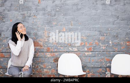 Telefonat, Stühle und asiatische Frau im Wartezimmer für Interviews mit Smartphone, Rekrutierung und Beschäftigung mit Lächeln. Porträt einer glücklichen Person in Japan Stockfoto