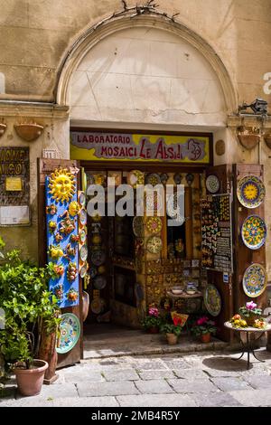 Viele verschiedene bunte Keramik-Souvenirs werden in einem Geschäft in den Straßen von Palermo zum Verkauf angeboten. Stockfoto