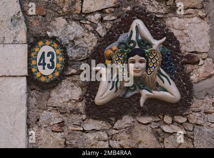 Trinacria an der Wand, Symbol für Sizilien, Keramik, Taormina, Sizilien, Italien Stockfoto