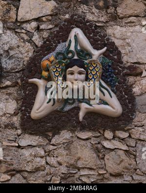 Trinacria an der Wand, Symbol für Sizilien, Keramik, Taormina, Sizilien, Italien Stockfoto