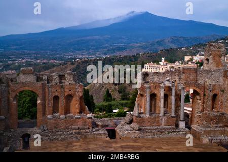 Antikes Theater, Teatro Greco, hinter dem Vulkan Ätna, Taormina, Sizilien, Italien Stockfoto