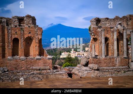 Antikes Theater, Teatro Greco, hinter dem Vulkan Ätna, Taormina, Sizilien, Italien Stockfoto