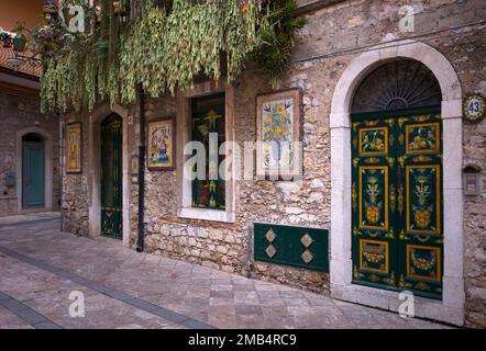 Kunstvoll bemalte Tür, Gasse in der Altstadt von Taormina, Sizilien, Italien Stockfoto