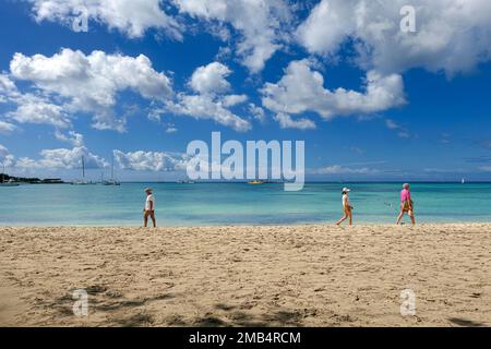 Leute, die am öffentlichen Strand spazieren gehen, Playa Puplica Bayahibe, Bayahibe, Dominikanische Republik, Karibik, Mittelamerika Stockfoto