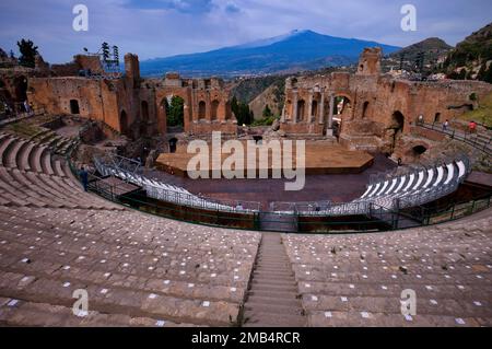 Antikes Theater, Teatro Greco, hinter dem Vulkan Ätna, Taormina, Sizilien, Italien Stockfoto