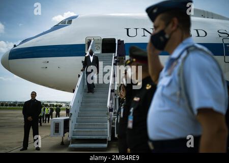 Verteidigungsminister Lloyd J. Austin III kommt am 12. Juni 2022 in Bangkok, Thailand an. Austin besucht das Königreich für einen Gegenbesuch, bei dem weiterhin wichtige Schritte zur Modernisierung des US-thailändischen Bündnisses und zur Erweiterung der Tiefe und Breite unserer militärischen Zusammenarbeit unternommen werden. (Foto des Verteidigungsministeriums von Chad J. McNeeley) Stockfoto